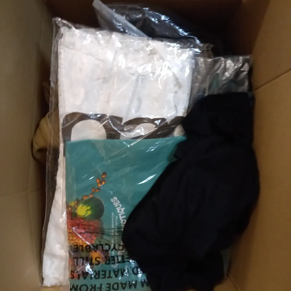 LOT OF ASSORTED CLOTHING ITEMS AND ACCESSORIES TO INCLUDE; T-SHIRTS, JUMPERS ETC