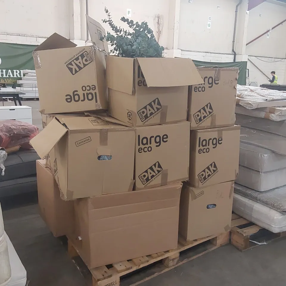 PALLET OF ASSORTED HOMEWARE SHOWROOM DECORATION FURNISHINGS INCLUDING: VASES, ARTIFICIAL PLANTS, RUG, SCENTED CANDLES, TOWELS ECT