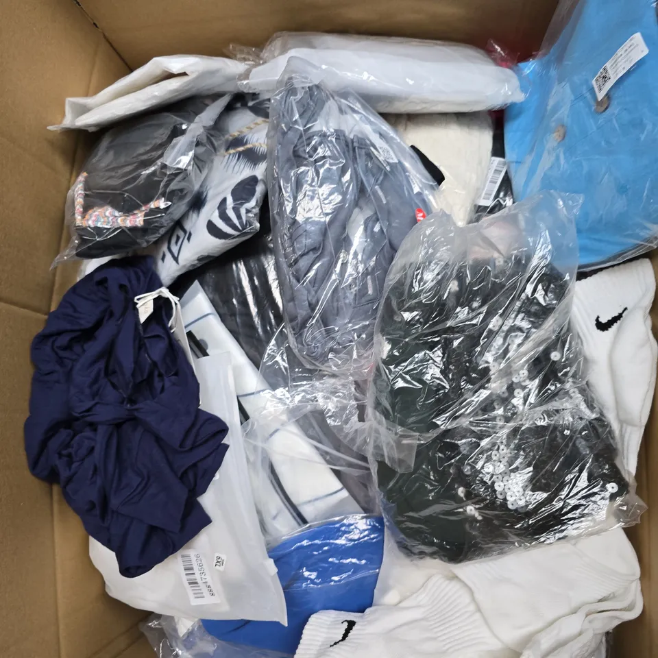 APPROX 20 ASSORTED CLOTHING ITEMS TO INCLUDE T-SHIRTS, DRESSES, SHORTS ETC
