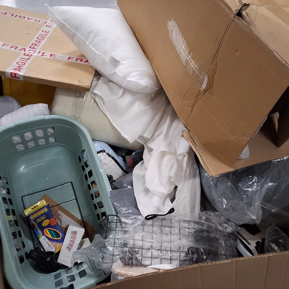 PALLET CONTAINING ASSORTED HOUSEHOLD PRODUCTS INCLUDING WASHING BASKET, PILLOWS, PLASTIC BIN & STORAGE TUB
