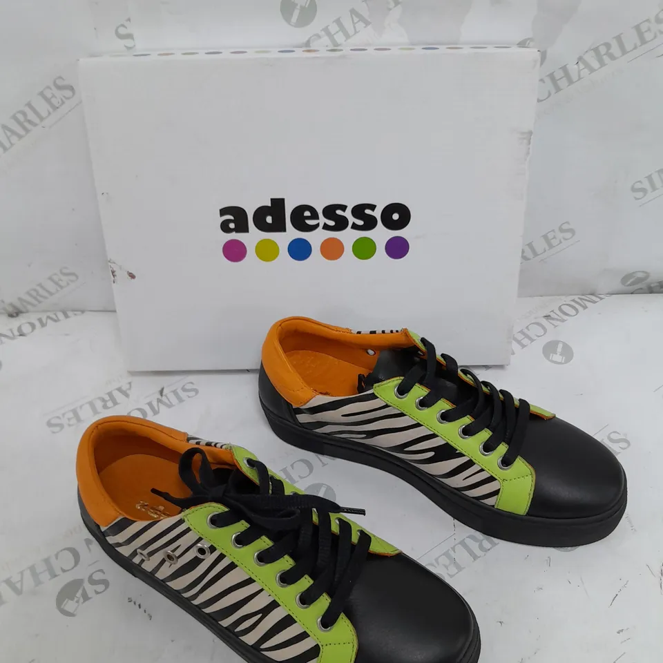 BOXED PAIR OF ADESSO ANIMAL PRINT TRAINERS SIZE 6 