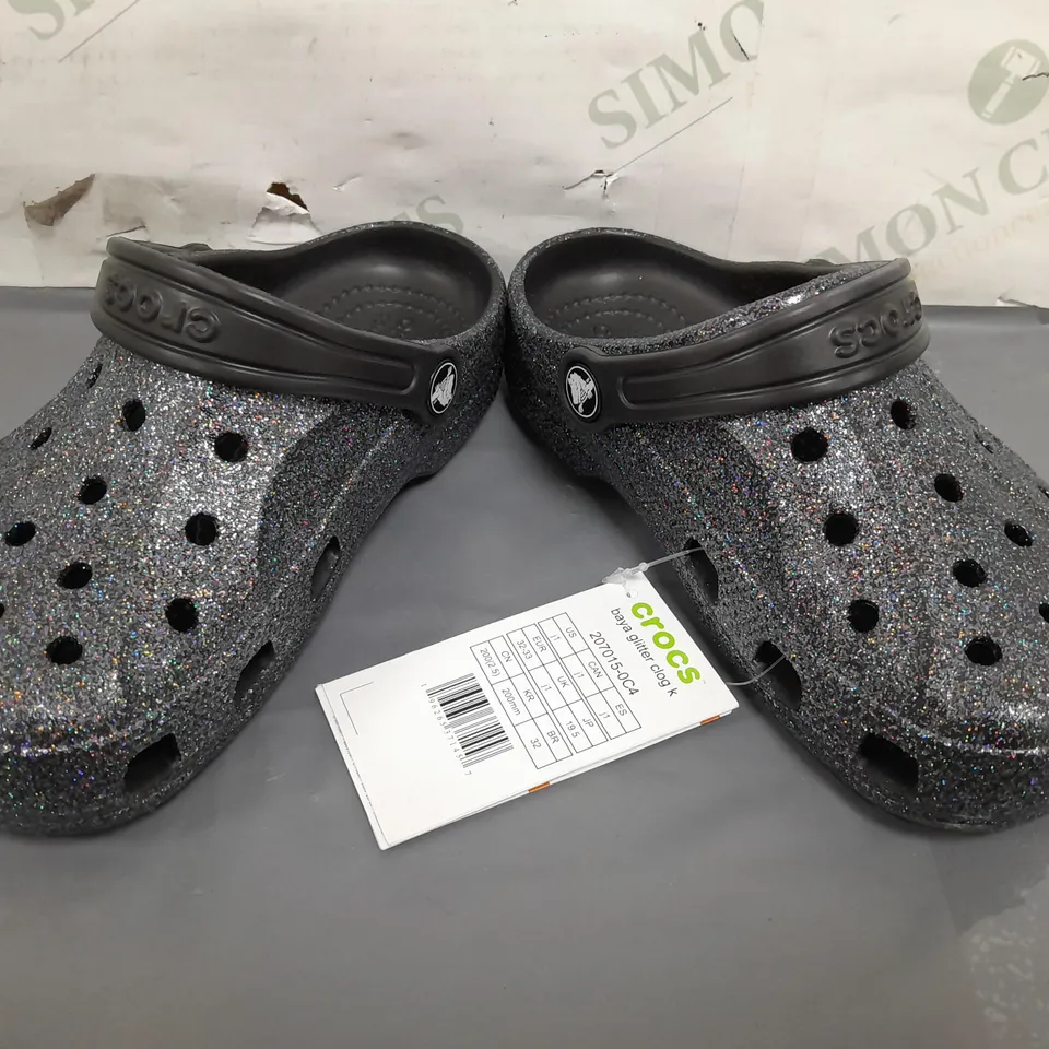 PAIR OF CROCS BAYA GLITTER KIDS CLOGS UK SIZE J1