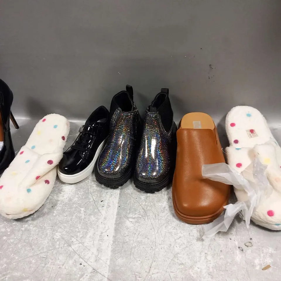 APPROXIMATELY 20 PAIRS OF ASSORTED SHOES AND ACCESSORIES 