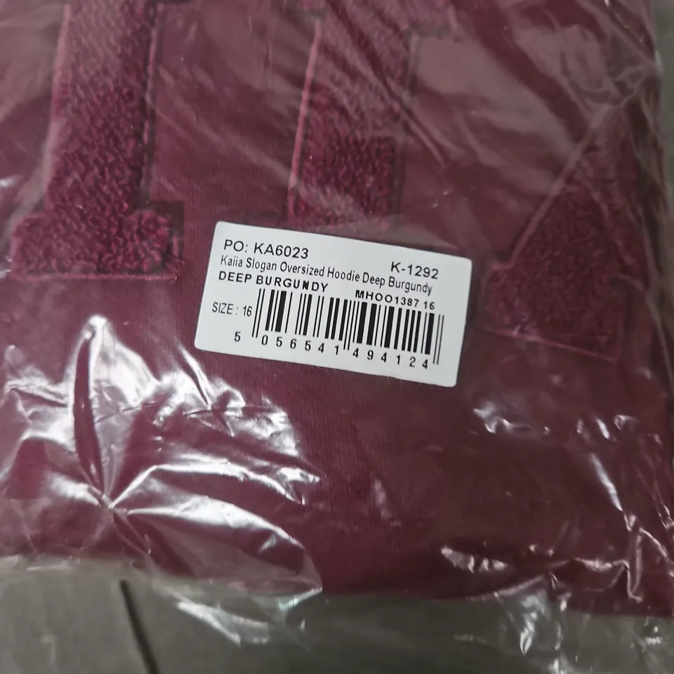 BAGGED KAIA SLOGAN OVERSIZED HOODIE – DEEP BURGUNDY – UK SIZE 16