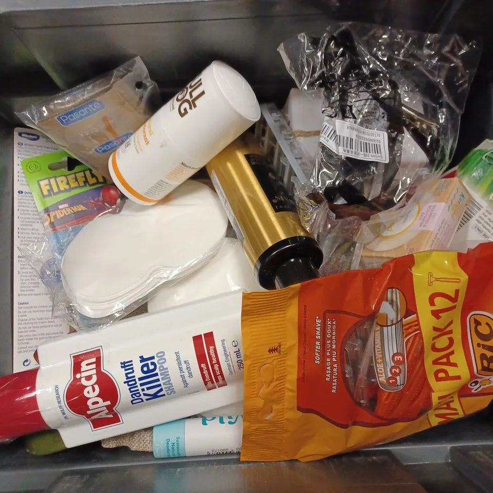 BOX OF APPROX 20 ASSORTED HEALTH AND BEAUTY ITEMS TO INCLUDE - MAVOGEL SLEEP MASK - LUSH SLEEPY BODY LOTION - ULTRA PREMIUM MAN SCAPED BODY WASH ECT 