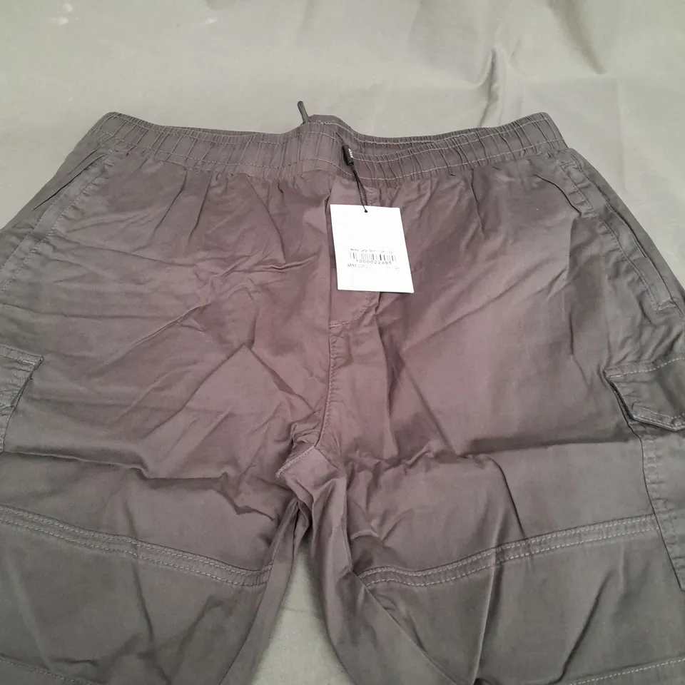 ARNE WORKER CARGO SHORTS IN GREY - XXL