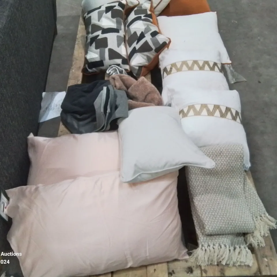 15 QUALITY EX-SHOWROOM ITEMS TO INCLUDE: CUSHIONS, THROW, PILLOWS, KIDS JACKET ETC