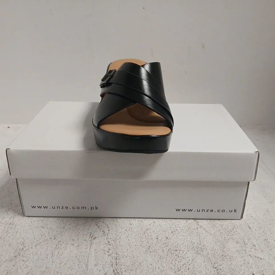 BOXED PAIR OF UNZE OPEN TOE WEDGE SANDALS IN BLACK SIZE UK 5
