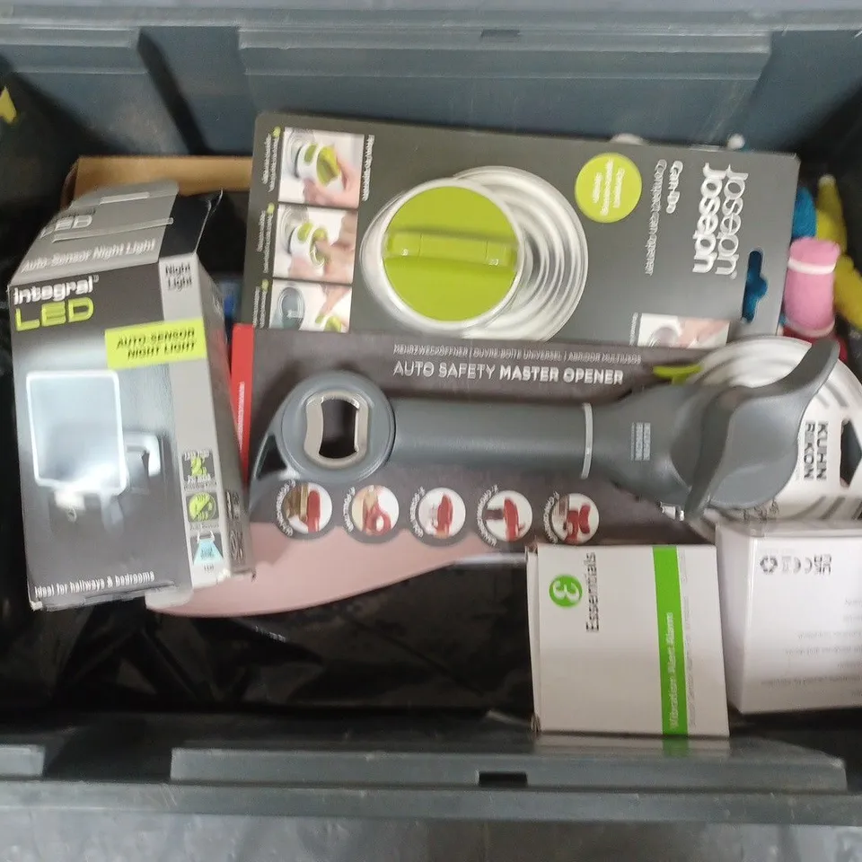 APPROXIMATELY 15 ASSORTED HOUSEHOLD ITEMS TO INCLUDE MMINI HAND MIXER, NIGHT LIGHT, CAN OPENER, ETC