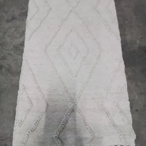 AN ORIGIN RUG COLLECTION RUG IN IVORY COLOUR SIZE 80X150CM
