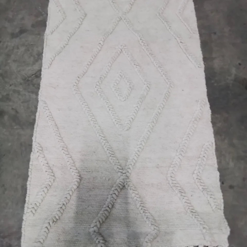 AN ORIGIN RUG COLLECTION RUG IN IVORY COLOUR SIZE 80X150CM