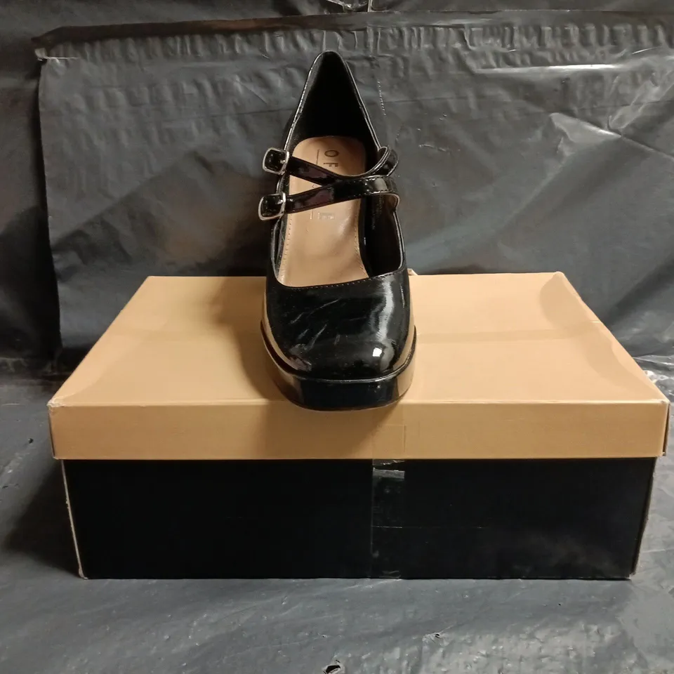 BOXED PAIR OF OFFICE CLOSED TOE BLOCK HEEL SHOES IN GLOSSY BLACK SIZE EU 37