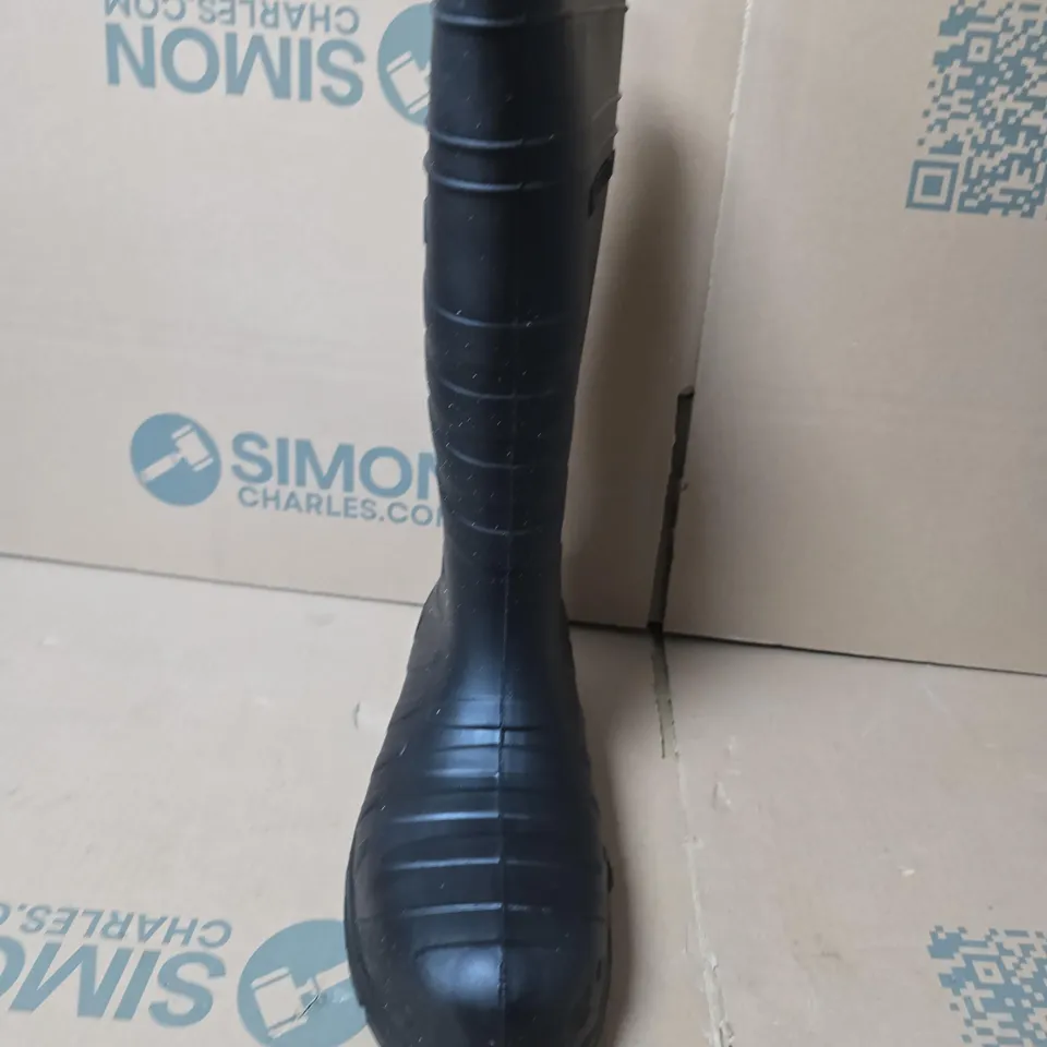 BOXED PAIR OF COFRA SAFEST BLACK SAFETY BOOTS S5 CI FO SR, UK 7 (EU 41)