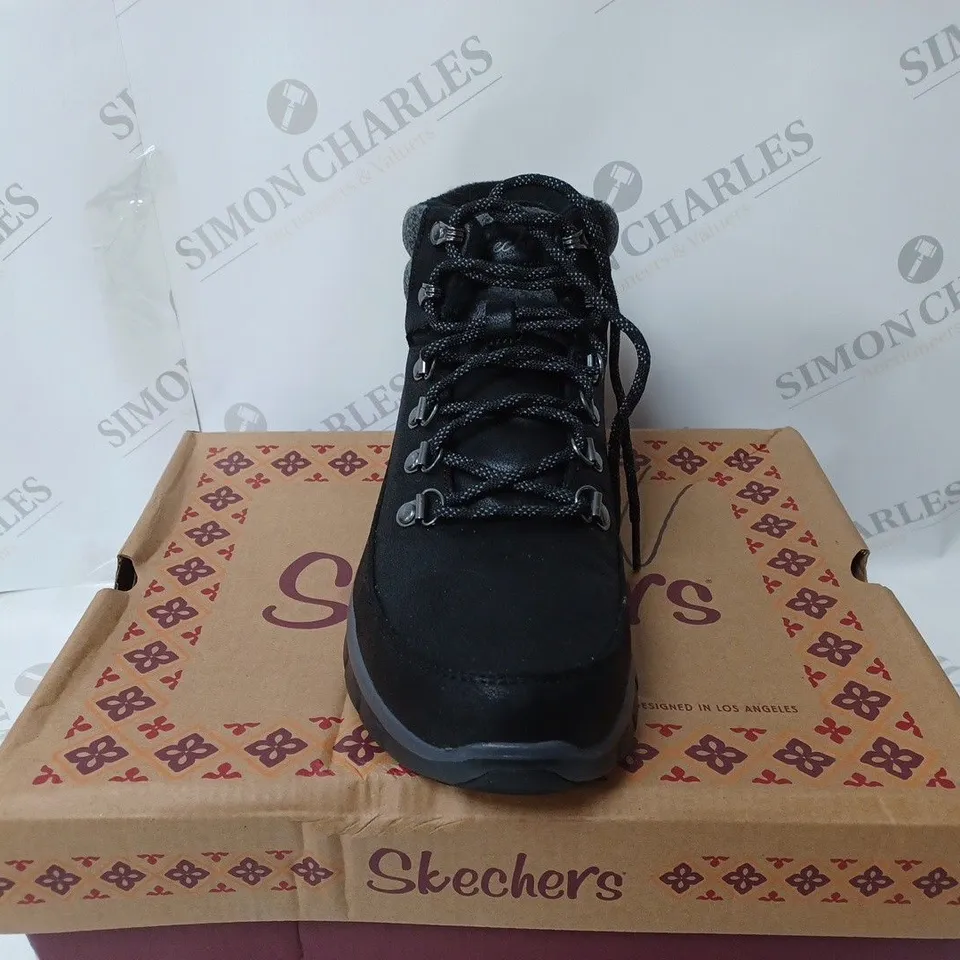 BOXED PAIR OF SKECHERS SYNERGY WARM BOOTS, BLACK - SIZE 6