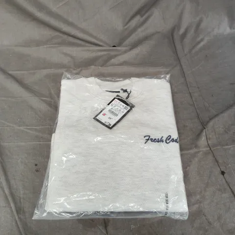 STWD (PULL & BEAR) - WHITE JUMPER WITH FRESH CODES CHEST LOGO – XS