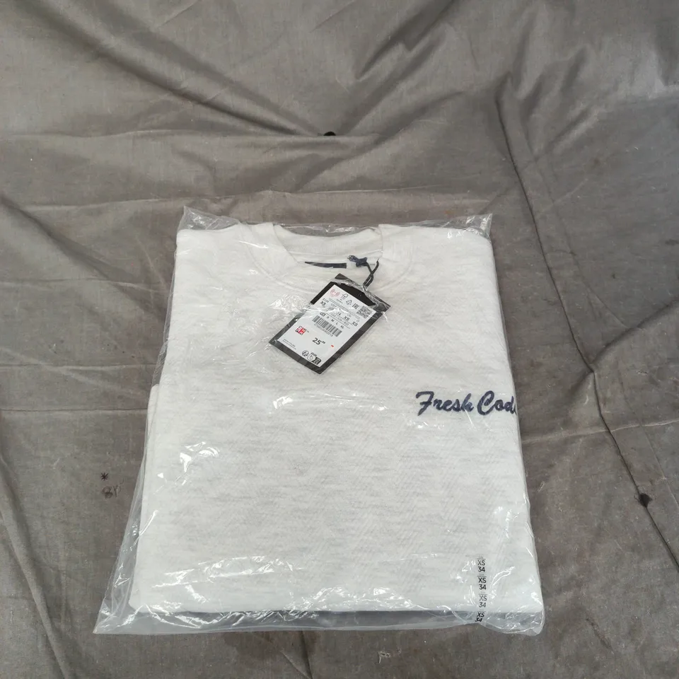 STWD (PULL & BEAR) - WHITE JUMPER WITH FRESH CODES CHEST LOGO – XS