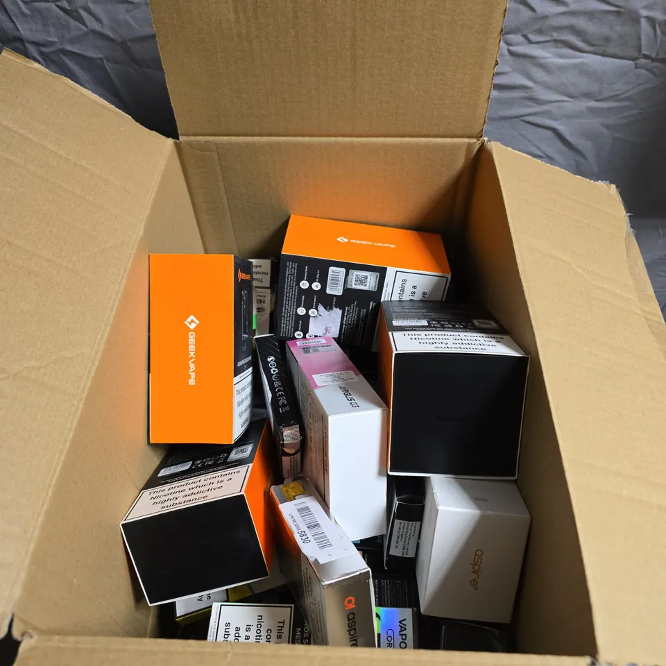 LOT OF APPROXIMATELY 15 ASSORTED VAPING ITEMS TO INCLUDE GEEKVAPE/ASPIRE/OXVA