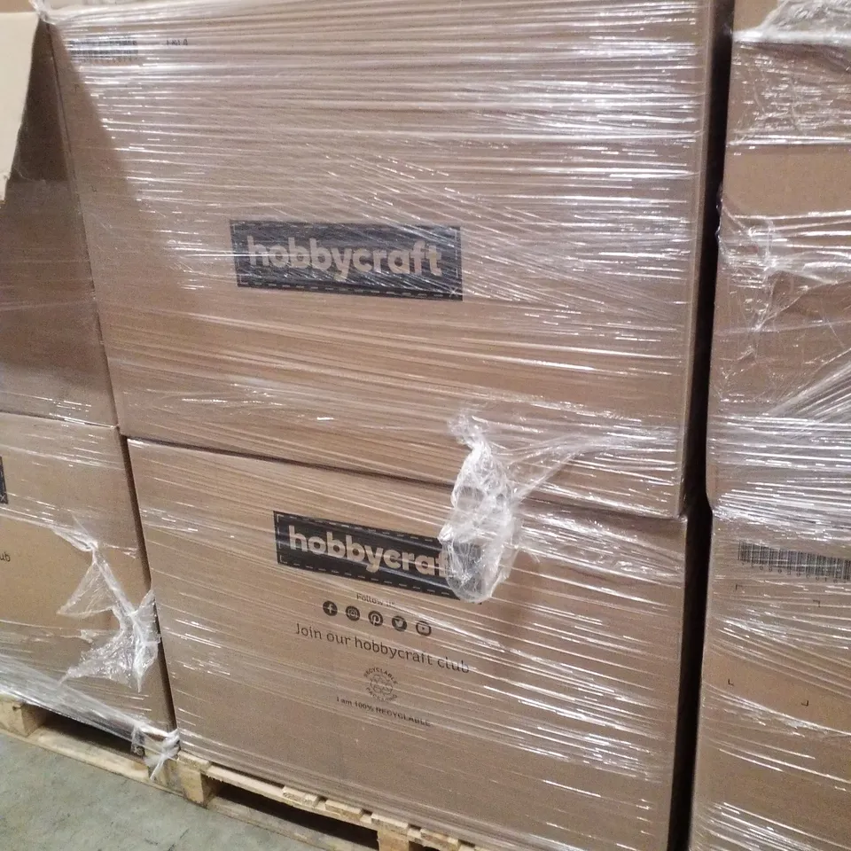 PALLET CONTAINING ASSORTED CHRISTMAS PRODUCTS & DECORATIONS INCLUDING BOTTLE BRUSHLED TREE, WOODEN SLEIGH, HANGING METAL GOLD STARS, MERRY CHRISTMAS BALLOONS & FOIL STANDING BALLOONS