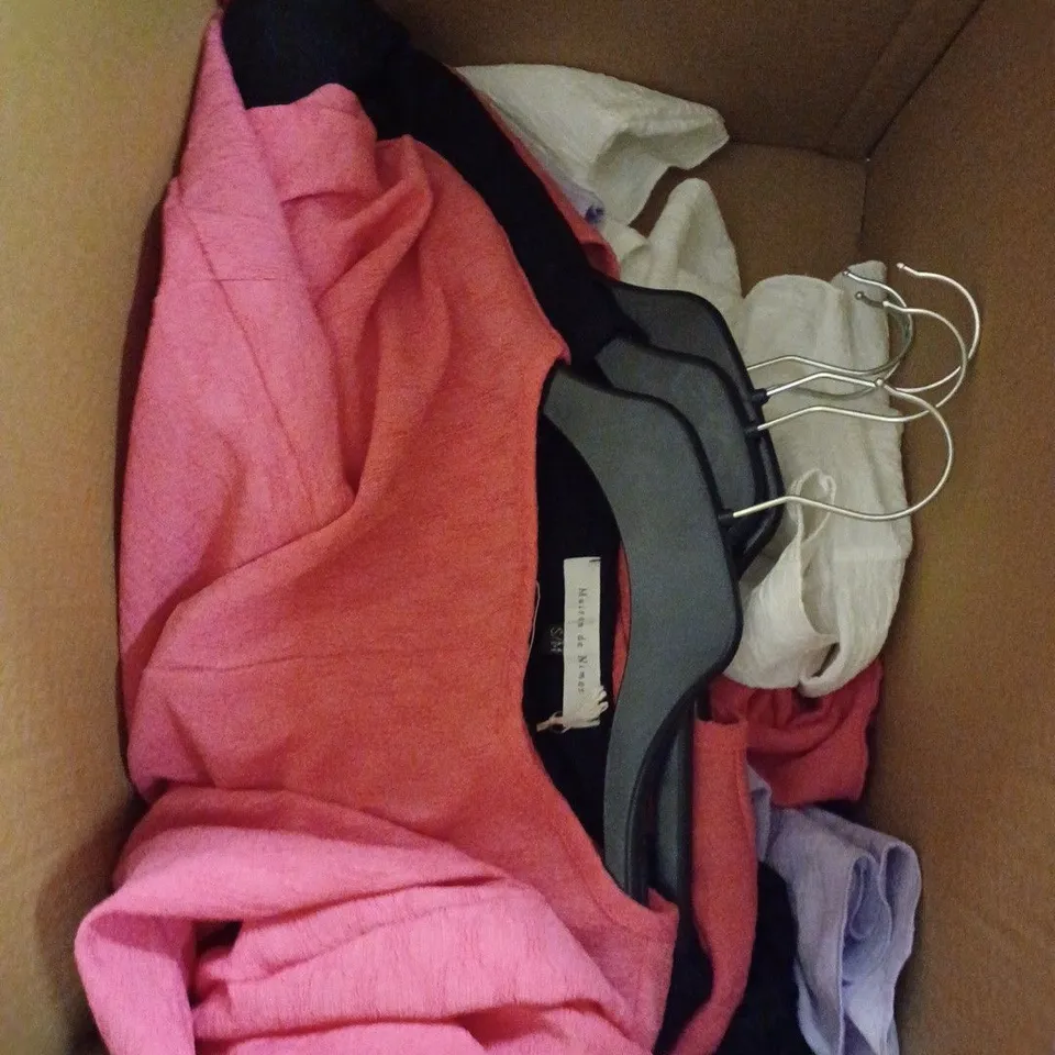 BOX OF APPROX 10 ASSORTED ITEMS OF MAISON DE NIMES CLOTHING IN VARIOUS SIZES AND STYLES 