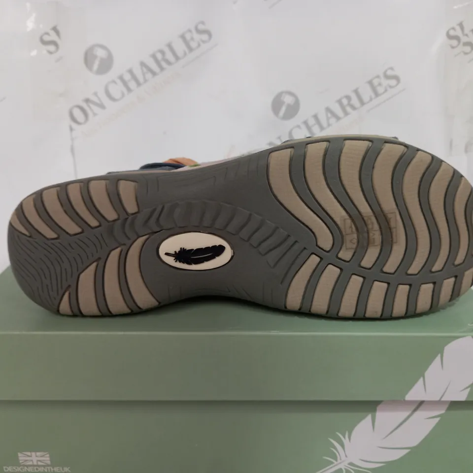 BOXED FREE SPIRIT MALIBU HIGH FLAT SANDLAS WITH OPEN TOE - SIZE 7 