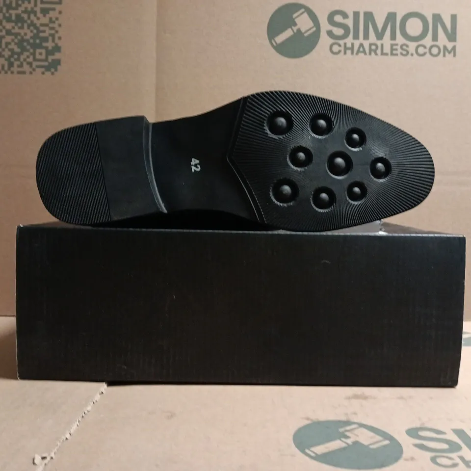 BOXED PAIR OF UNBRANDED LACE-UP SHOES IN BLACK SIZE EU 42