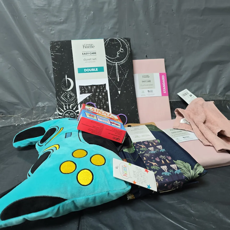 APPROXIMATELY 20 ASSORTED HOMEWARE ITEMS TO INCLUDE EASY CARE 2 PILLOW CASES, FABRIC SHOWER CURTAIN, TINY TOTS FIRST WORDS FLASH CARDS, ETC