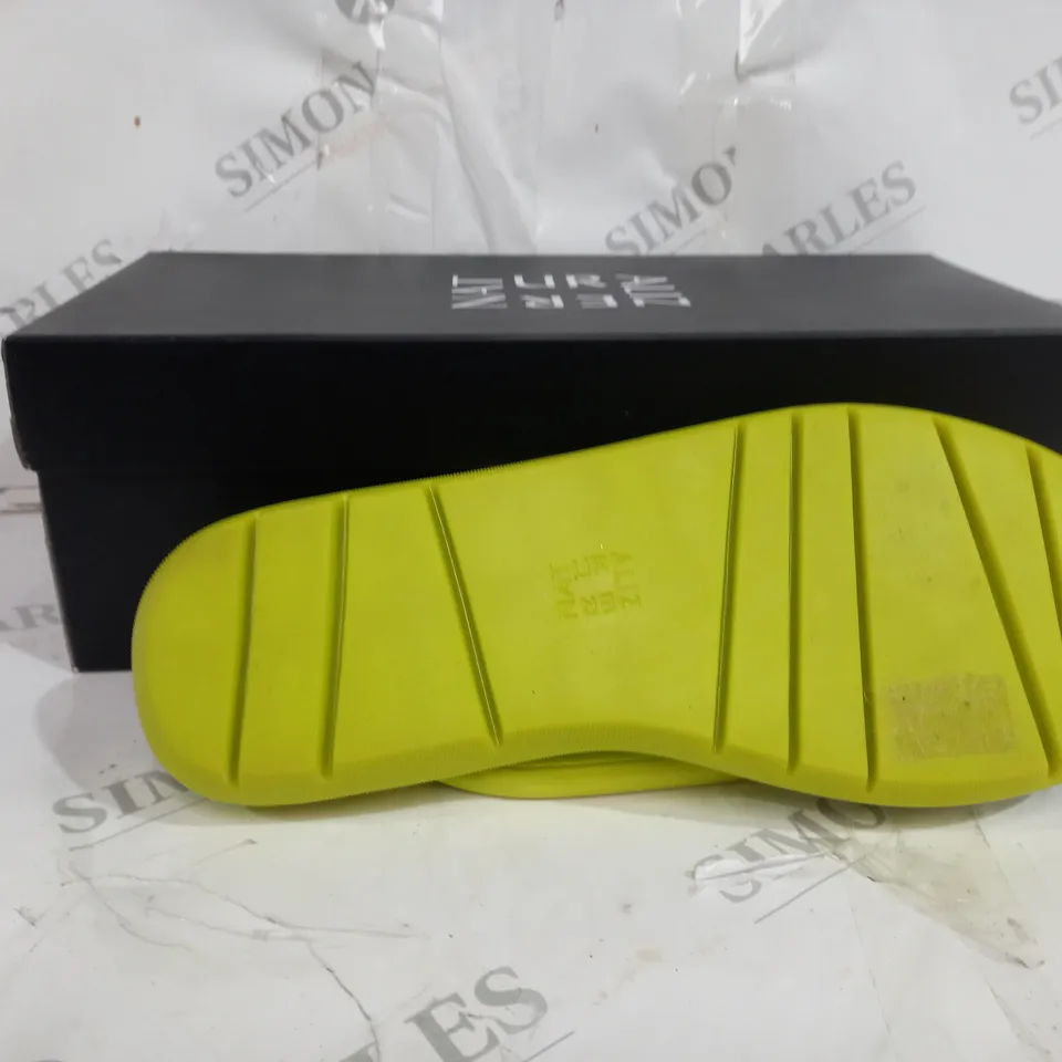 BOXED PAIR OR NATURALIZER SANDALS IN NEON YELLOW SIZE 7