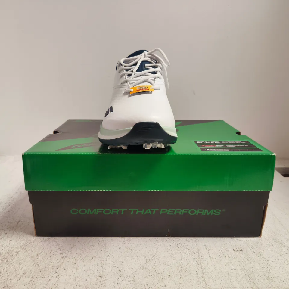 BOXED PAIR OF SKECHERS BLADE TOUR TRAINERS IN WHITE/NAVY SIZE UK 8