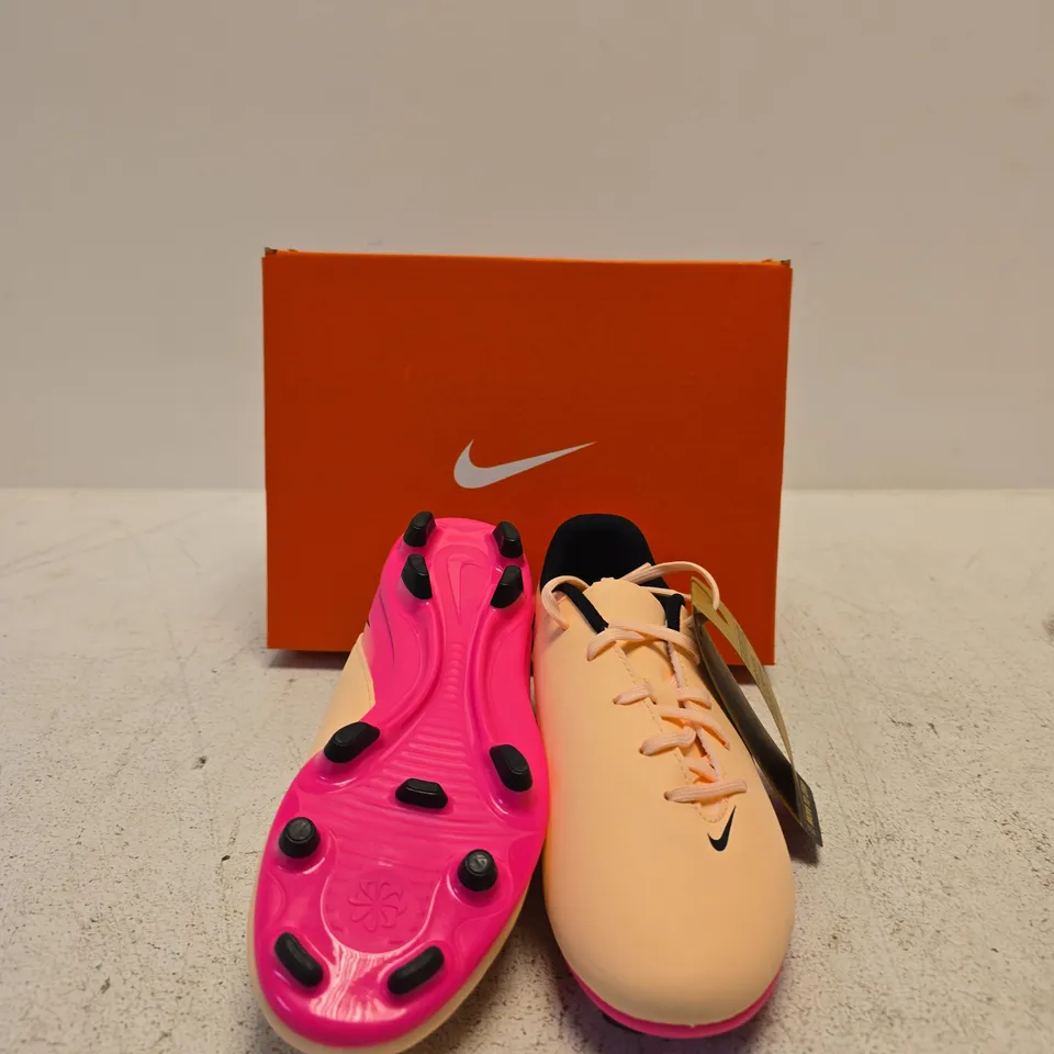 NIKE JR PHANTOM GX II CLUB FG/MG FOOTBALL BOOTS – UK4 4.5Y