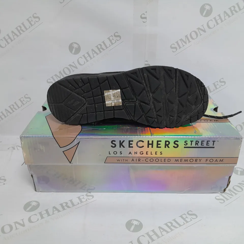 BOXED PAIR OF SKECHERS UNO EVERYWEAR LACE UP TRAINERS IN BLACK SIZE 4