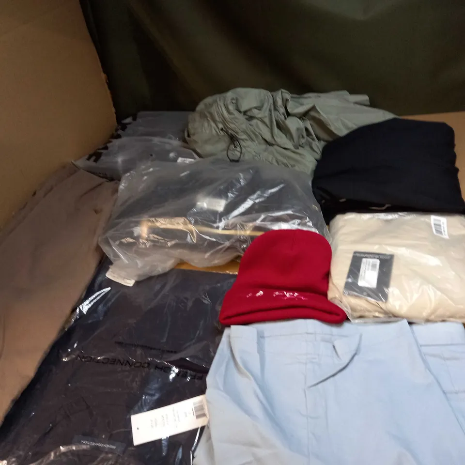 BOX OF APPROX 35 ASSORTED CLOTHING ITEMS TO INCLUDE - DRESSES, T-SHIRTS AND TROUSERS