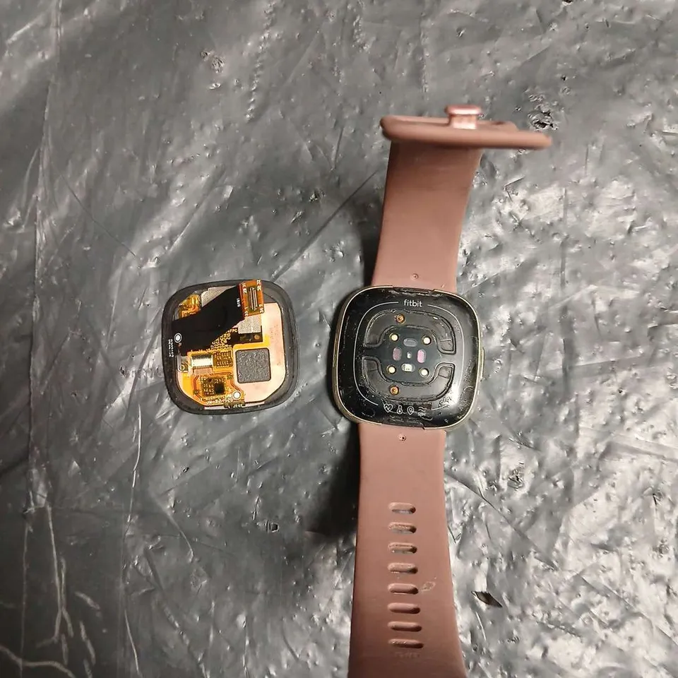 FITBIT SMARTWATCH WITH SILICONE STRAP – DISPLAY DETACHED