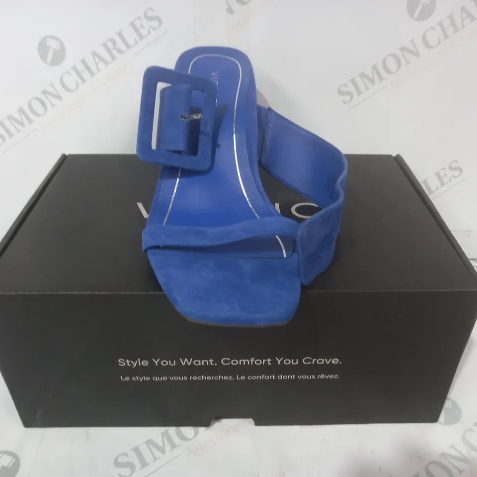 BOXED PAIR OF VIONIC OPEN TOE BLOCK HEEL SANDALS IN BLUE SIZE 6