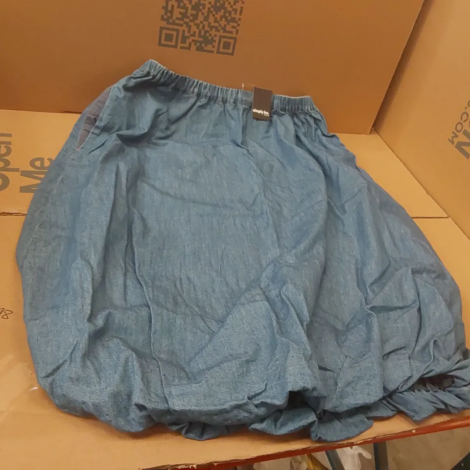 BOX CONTAINING APPROXIMATELY 12x BRAND NEW SIMPLY BE MID BLUE DENIM SKIRTS - SIZE 16