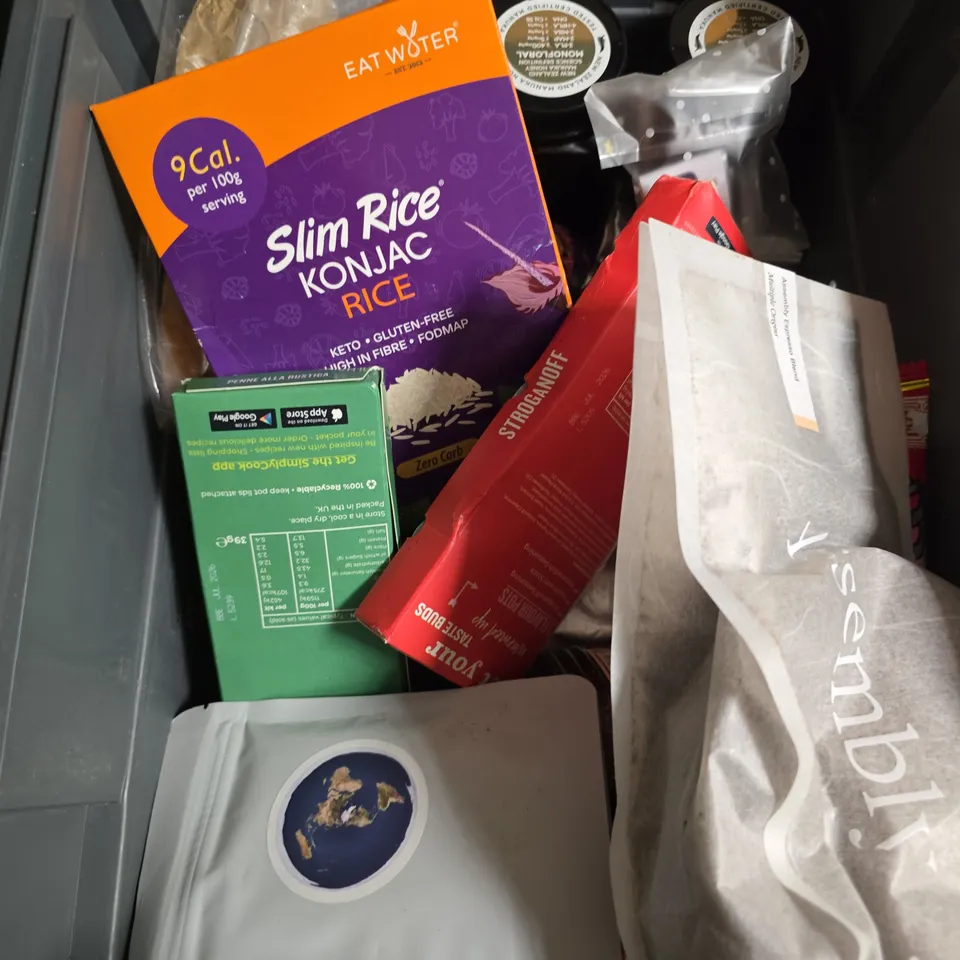 APPROXIMATELY 15 ASSORTED FOOD AND DRINK ITEMS TO INCLUDE - EXOTIC DRIED MANGO, BISTO GRAVY GRANULES AND SIMPLY COOK BLACK BEAN STIR FRY