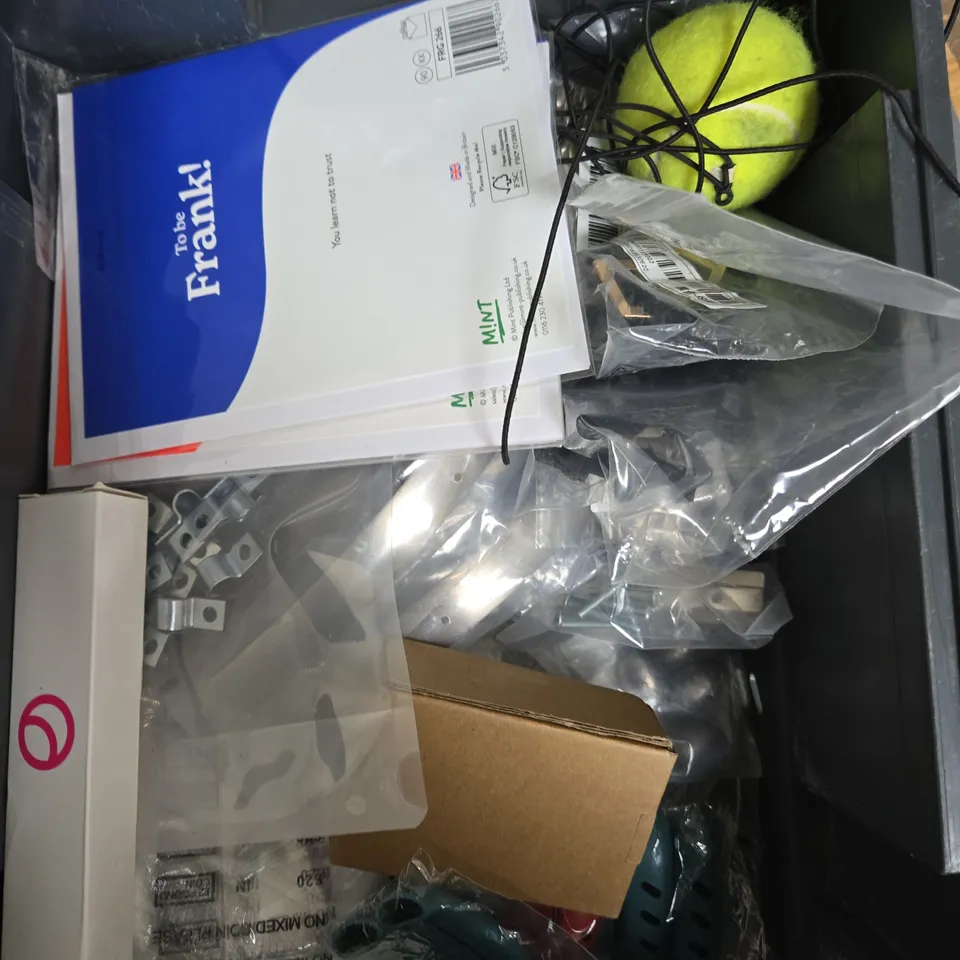 APPROXIMATELY 15 HOUSEHOLD ITEMS TO INCLUDE GREETINGS CARDS, MONEY BAGS, DRILL BITS ETC 