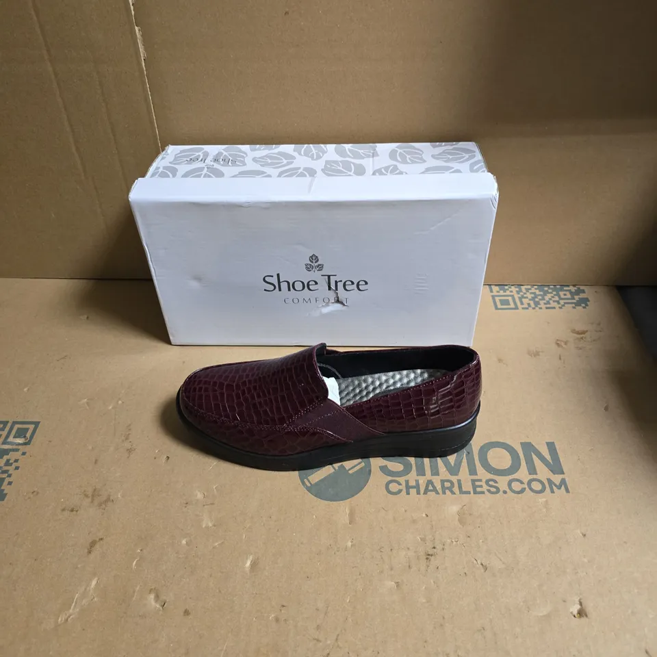 SHOE TREE COMFORT BURGUNDY CROCODILE-EMBOSSED SLIP-ON LOAFERS - UK SIZE 5