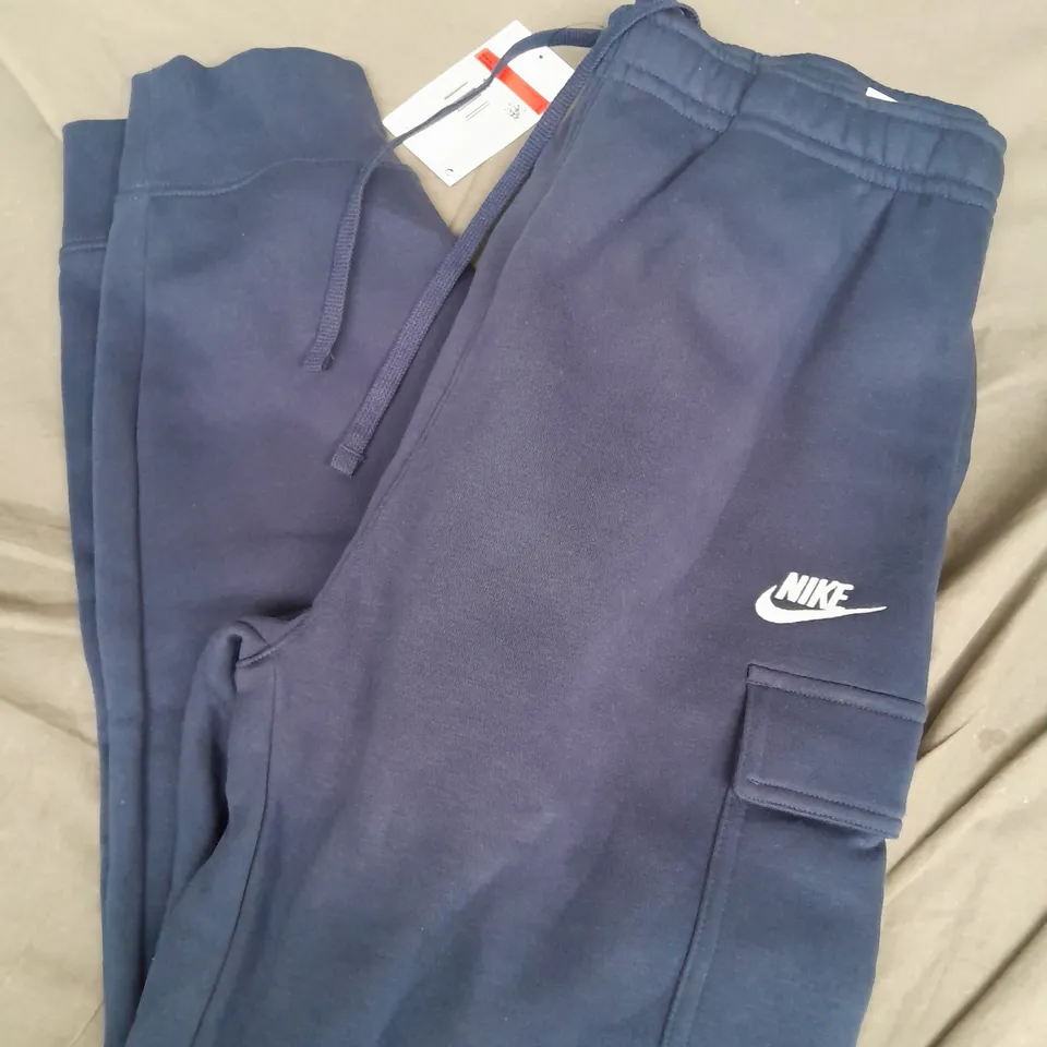 NIKE CLUB CARGO PANTS IN NAVY - LARGE