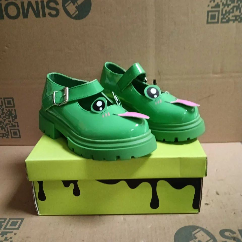 KOI KIDZ LIL TIRA CHEEKY FROG MARY JANE SHOES GREEN SIZE 2