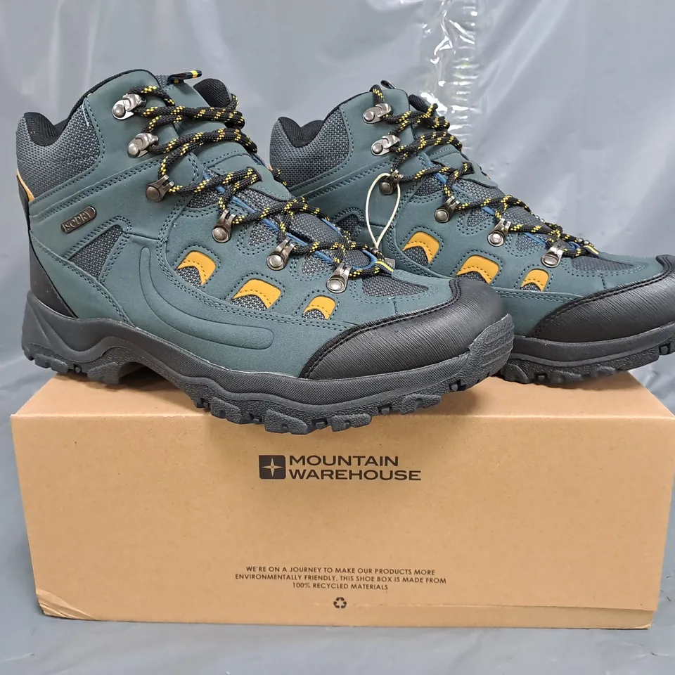 BOXED PAIR OF MOUNTAIN WAREHOUSE ADVENTURER WATERPROOF HIKING BOOTS IN BLUE/TAN SIZE UK 10