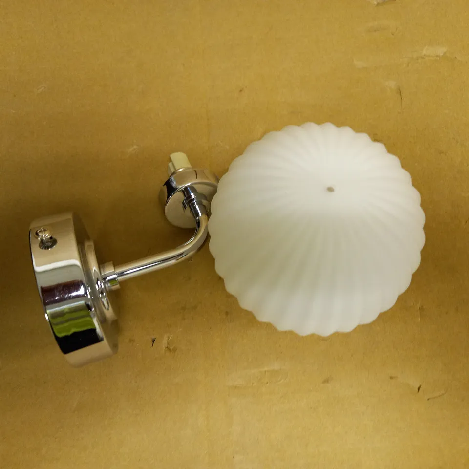 CLASSIC RIB BATHROOM WALL LIGHT