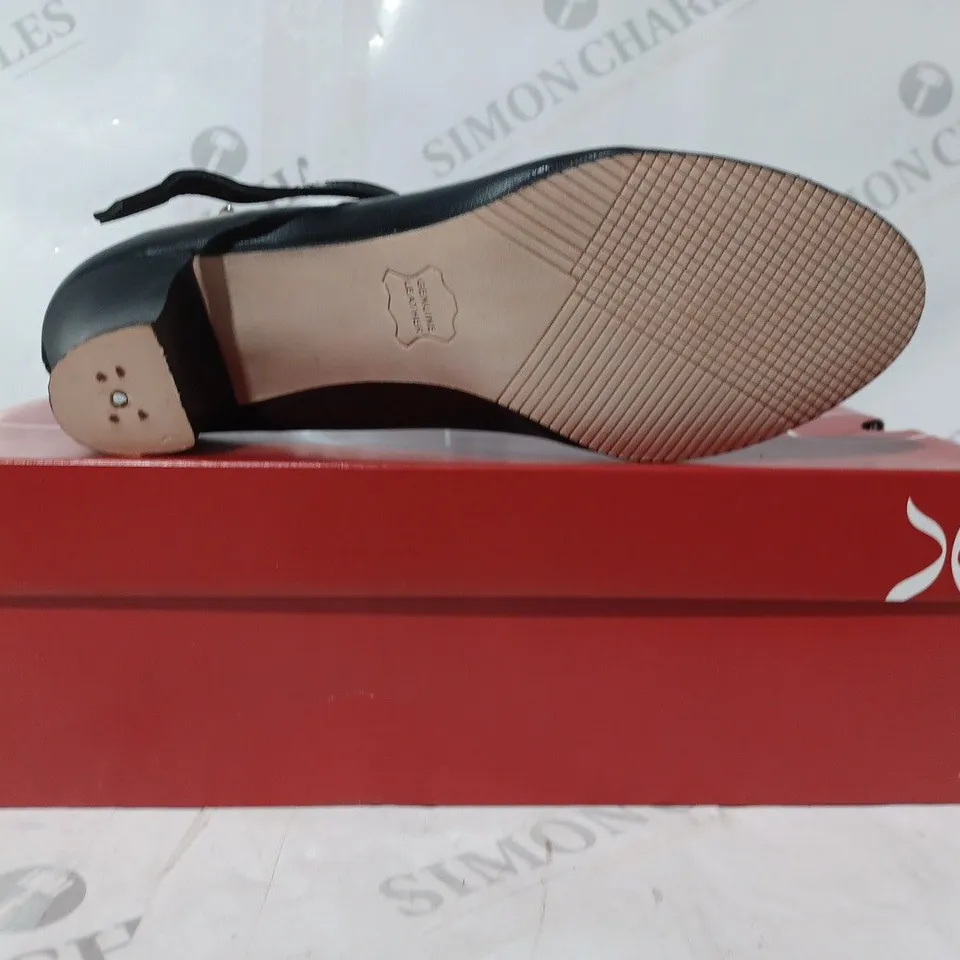 BOXED PAIR OF CAPEZIO LOW HEEL SHOES IN BLACK SIZE UNSPECIFIED