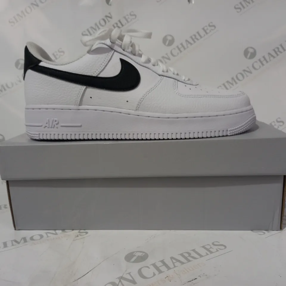 BOXED PAIR OF NIKE AIR FORCE 1 '07 SHOES IN WHITE/BLACK UK SIZE 9