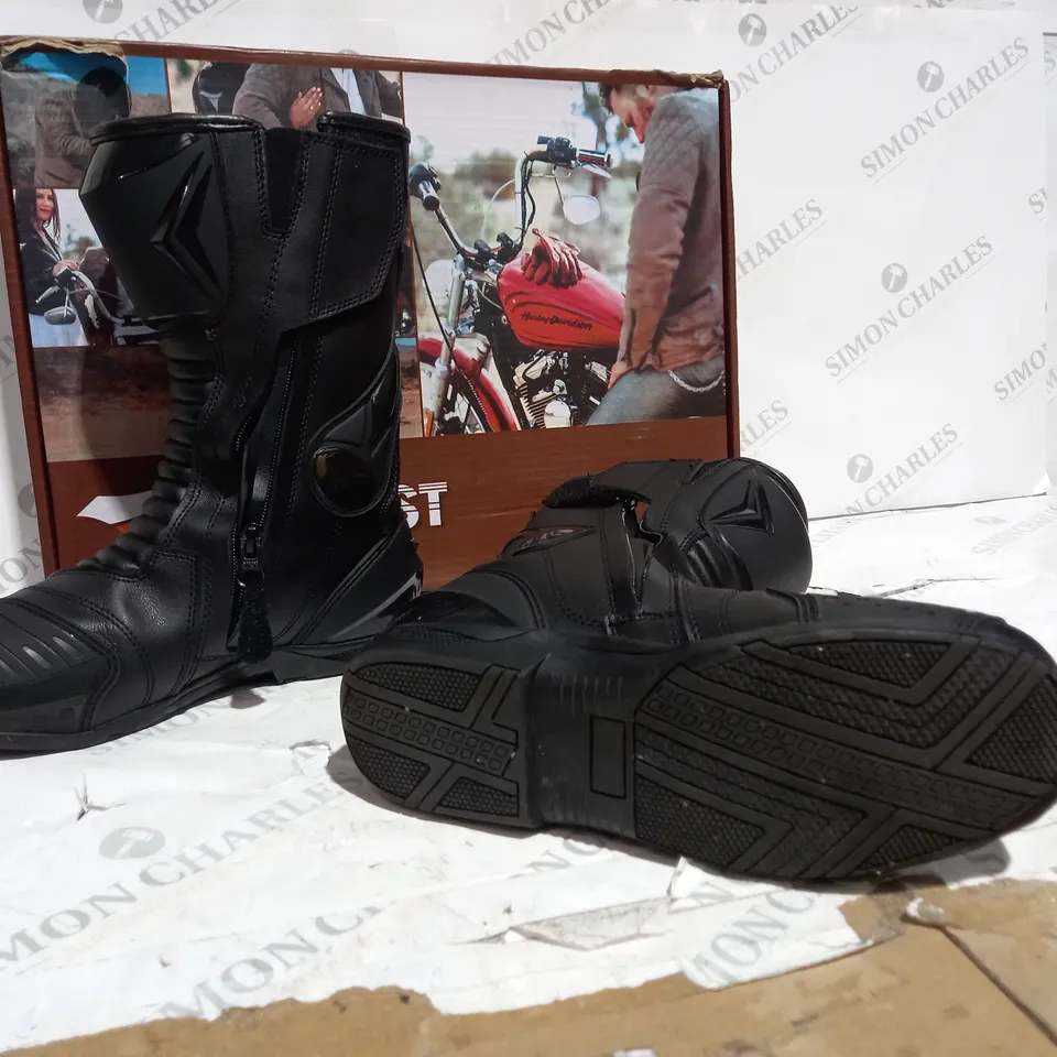 BOXED PAIR OF PROFIRST SIZE 9 MOTORCYCLE BOOTS 