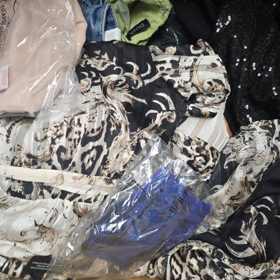APPROXIMATELY 20 ASSORTED CLOTHING AND FASHION PRODUCTS IN VARIOUS STYLES AND SIZES - COLLECTION ONLY