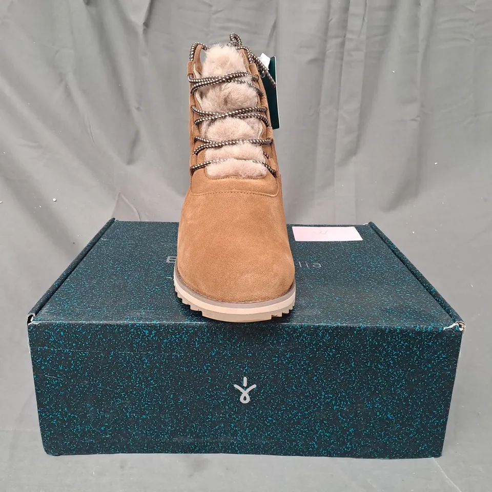 BOXED PAIR OF EMU BEACH BERNICE WATER RESISTANT SUEDE BOOTS IN CHESTNUT SIZE 9
