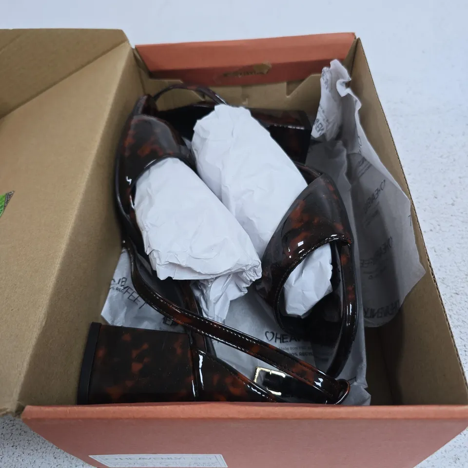 BOX OF 8 ASSORTED FOOTWEAR ITEMS OF VARIOUS SIZES AND STYLES
