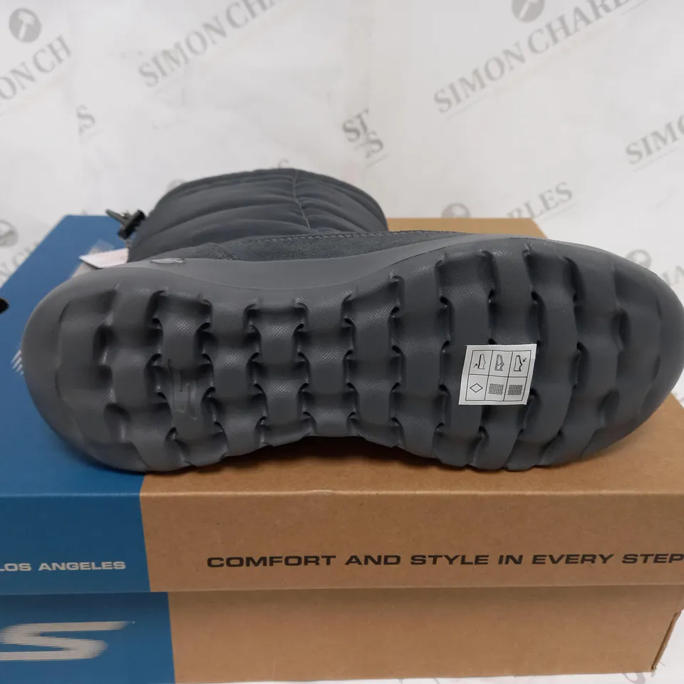 BOXED PAIR OF SKECHERS ON THE GO JOY PUFFER UPPER MID HEIGHT BOOT CHARCOAL SIZE 3.5