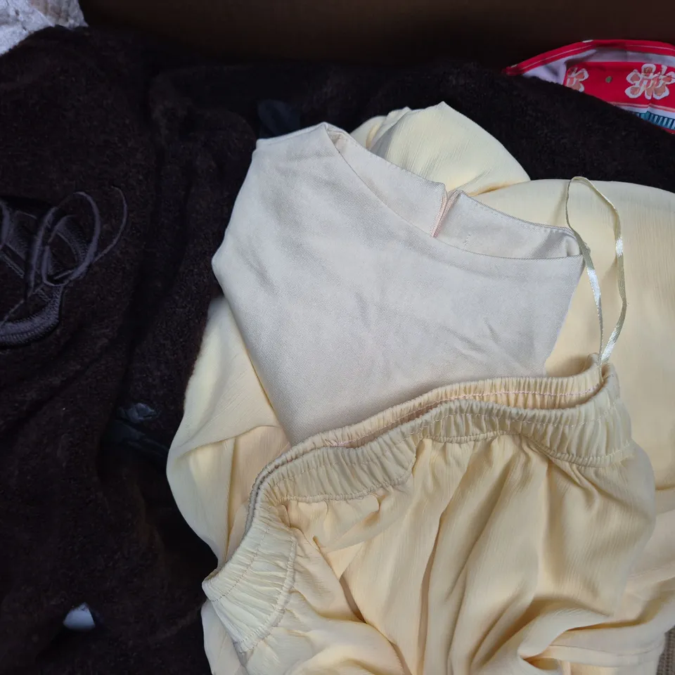 APPROXIMATELY 20 ASSORTED CLOTHING AND FASHION PRODUCTS IN VARIOUS STYLES AND SIZES - COLLECTION ONLY