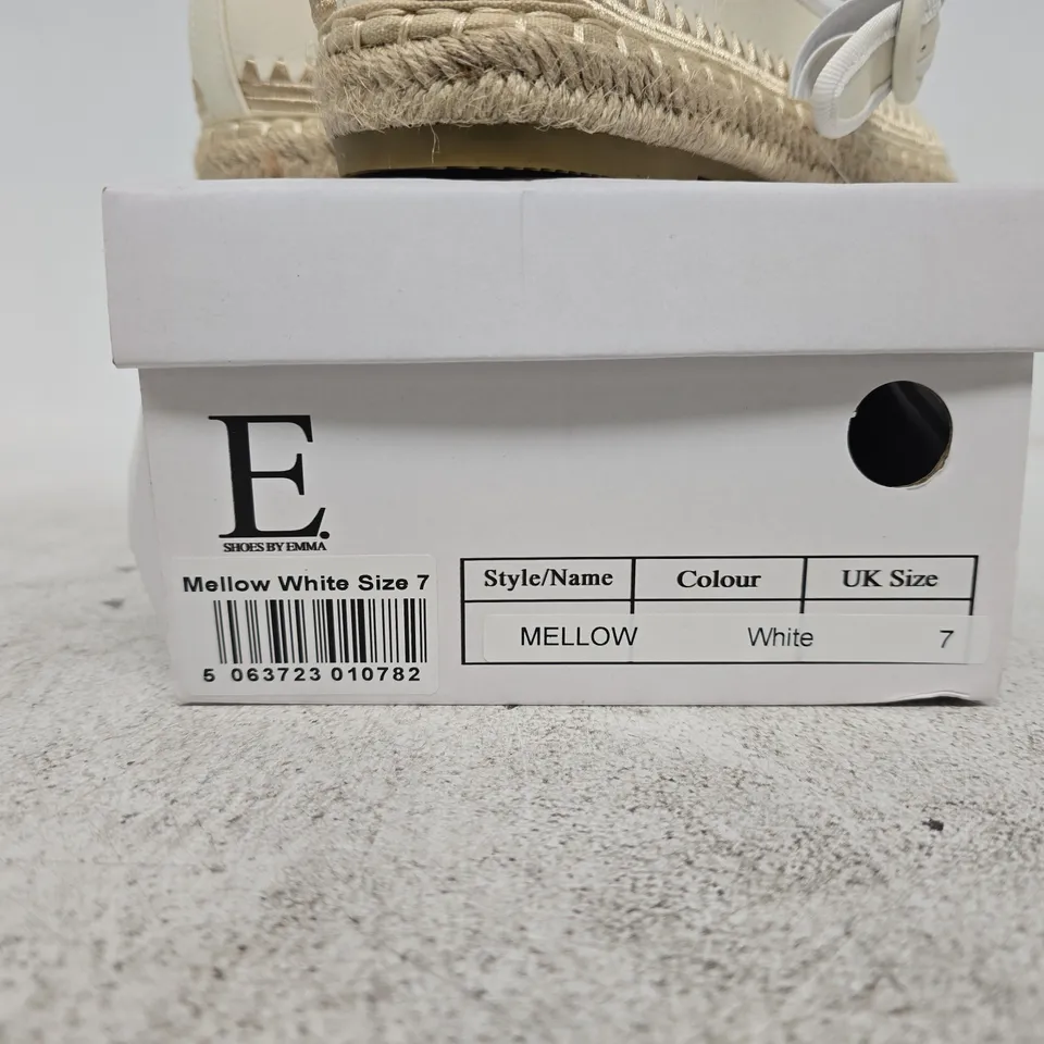 SHOES BY EMMA MELLOW SHOES WHITE SIZE 7 BOXED